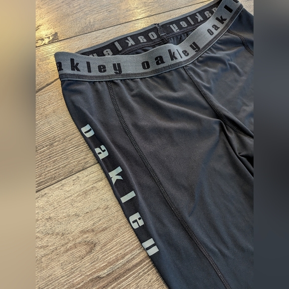 Oakley Women's Small Black Base Layer Leggings Pants Lightweight Running Workout - Picture 4 of 6